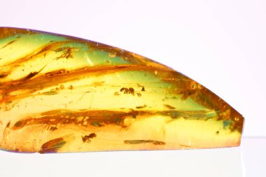beyaz arkaplanda makro mineral taşı