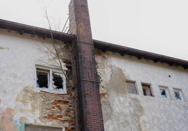 Şehirde terk edilmiş eski bir ev.