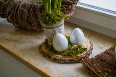 Tahta bir arka planda sepetteki paskalya yumurtaları