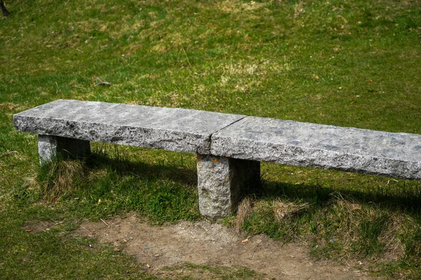 公園内の木製のベンチ — ストック写真