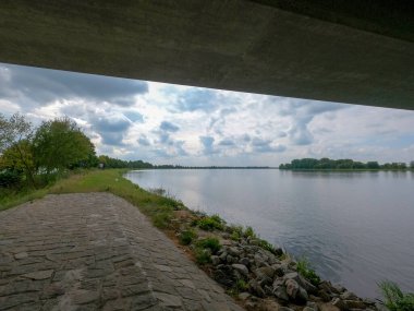 Güzel göl manzarası