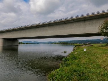 Köprü manzaralı şehir... 