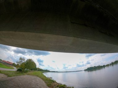 Eyaletteki nehrin manzarası