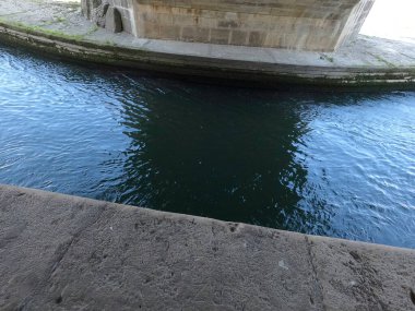 Nehir kıyısında su akıyor.