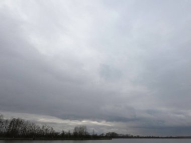 Gölün üzerinde fırtına bulutları