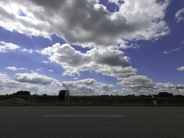Parkta yolu olan güzel bir manzara.