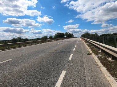 Kırsalda boş asfalt yol