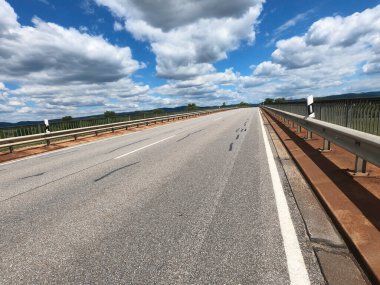 Kırsalda boş bir yol