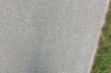 Beyaz ve gri betonlu asfalt yol