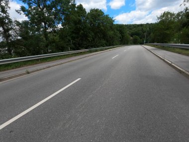 Kırsalda boş asfalt yol