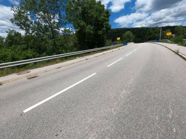 Kırsalda boş asfalt yol