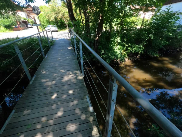 Parktaki tahta köprü.