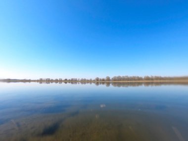 Arkasında bir göl olan güzel bir manzara.
