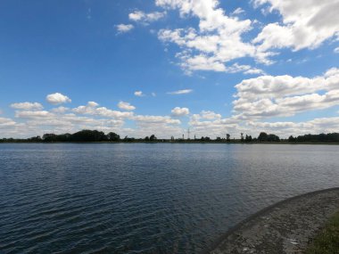 Göllü güzel bir manzara.