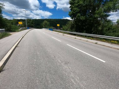 Kırsalda asfalt yol