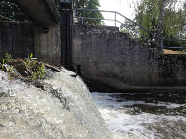 Şehirde terk edilmiş eski bir ev.
