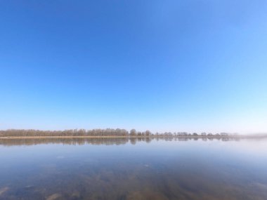 Gölü ve nehri olan güzel bir manzara.