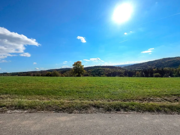 Beau Paysage Avec Arbre Ciel Bleu — Photo