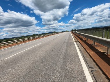 Kırsalda boş bir yol