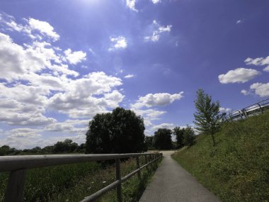 Kırsalda yolu olan güzel bir manzara.