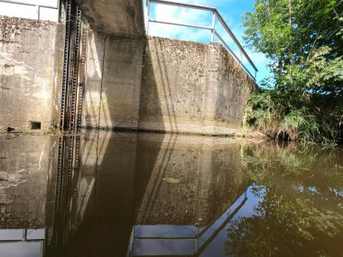 Şehirdeki terk edilmiş eski bina.