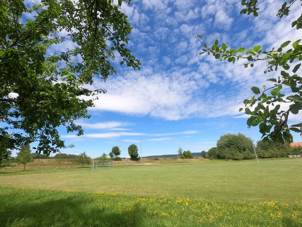 Grüne Wiese Mit Blauem Himmel Und Wolken — Stockfoto