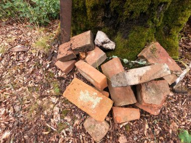 Bir sürü taşı olan eski taş bir duvar.