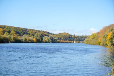 Güzel göl manzarası
