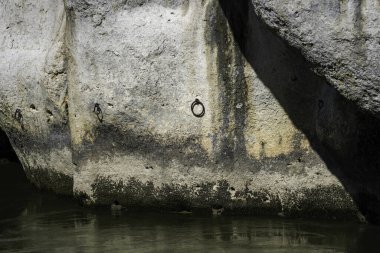 Büyük pencereli eski taş duvar