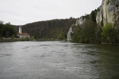 Dağlardaki nehir manzarası