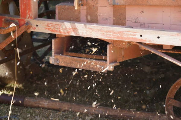 Oude Roestige Metalen Pijp Met Een Grote Zaag — Stockfoto