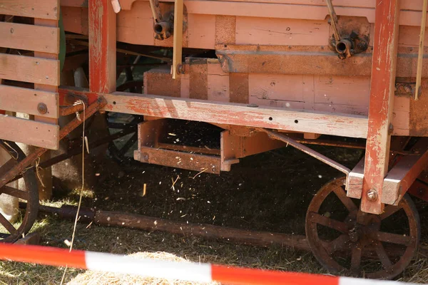 乡村的旧的锈迹斑斑的拖拉机 — 图库照片