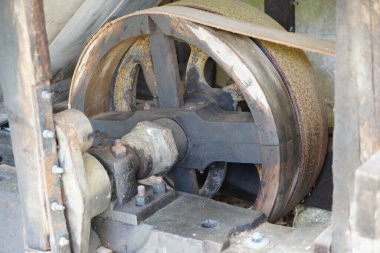 Pencereler, kapılar, çatı ve duvarlar gibi ahşap parçalar bahçeli eski bir evde