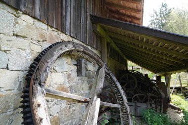 Pencereler, kapılar, çatı ve duvarlar gibi ahşap parçalar bahçeli eski bir evde