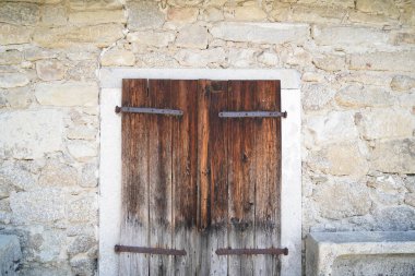 Pencereler, kapılar, çatı ve duvarlar gibi ahşap parçalar bahçeli eski bir evde