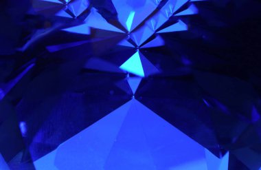 Stüdyoda el feneriyle çekilmiş kumda duran yapay elmaslar.