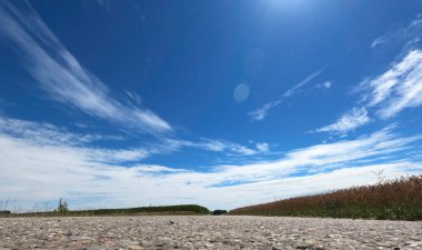 Eski geleneksel ekipmanlarla tahıl hasat ve işleme