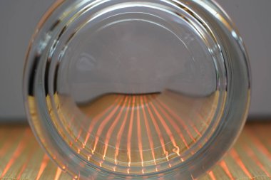 Stüdyoda çekilen kristal benzeri malzemelerden yapılmış renkli bir cam.