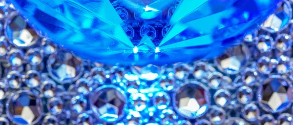 Diamantes Artificiales Que Yacen Arena Fotografiados Estudio Con Luz Flash —  Fotos de Stock