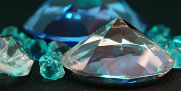 フラッシュライトでスタジオで撮影された砂の中に横たわる人工ダイヤモンド — ストック写真