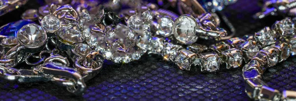 Kunstmatige Diamanten Liggend Het Zand Gefotografeerd Studio Met Zaklamp — Stockfoto