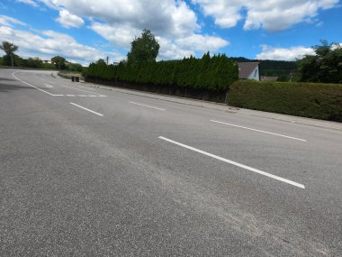 Kırsalda boş asfalt yol