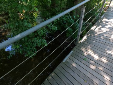 Parktaki tahta köprü.