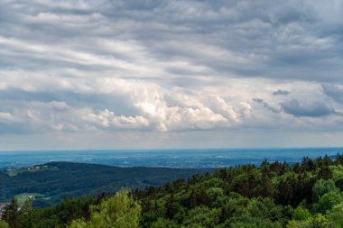 Bavyera Ormanı 'ndaki manzara fotoğrafları büyüleyici bulutlar ve mavi gökyüzü.