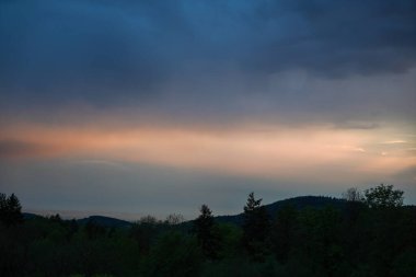 Bavyera Ormanı 'ndaki manzara fotoğrafları büyüleyici bulutlar ve mavi gökyüzü.