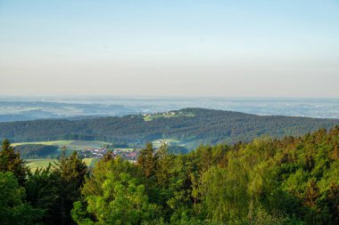 Bavyera Ormanı 'ndaki manzara fotoğrafları büyüleyici bulutlar ve mavi gökyüzü.