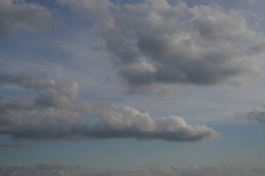 Bavyera Ormanı 'ndaki manzara resimleri bulutlar ve mavi gökyüzü büyüleyici. 