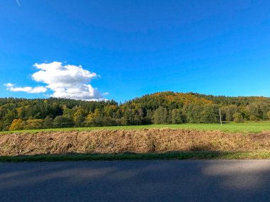 Nehir ve gölü olan güzel bir manzara.