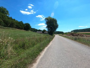 Bir yaz gününde yol