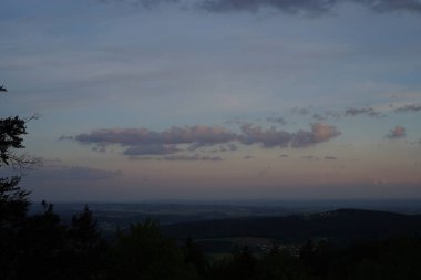 Dağların, güneşin ve ormanın manzarası